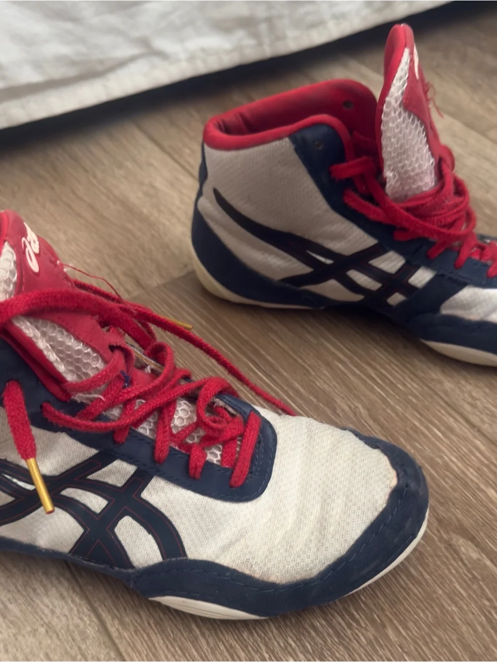 ASICS Kids Red, Navy and White High-Top wrestling Shoes, size 3.5 US